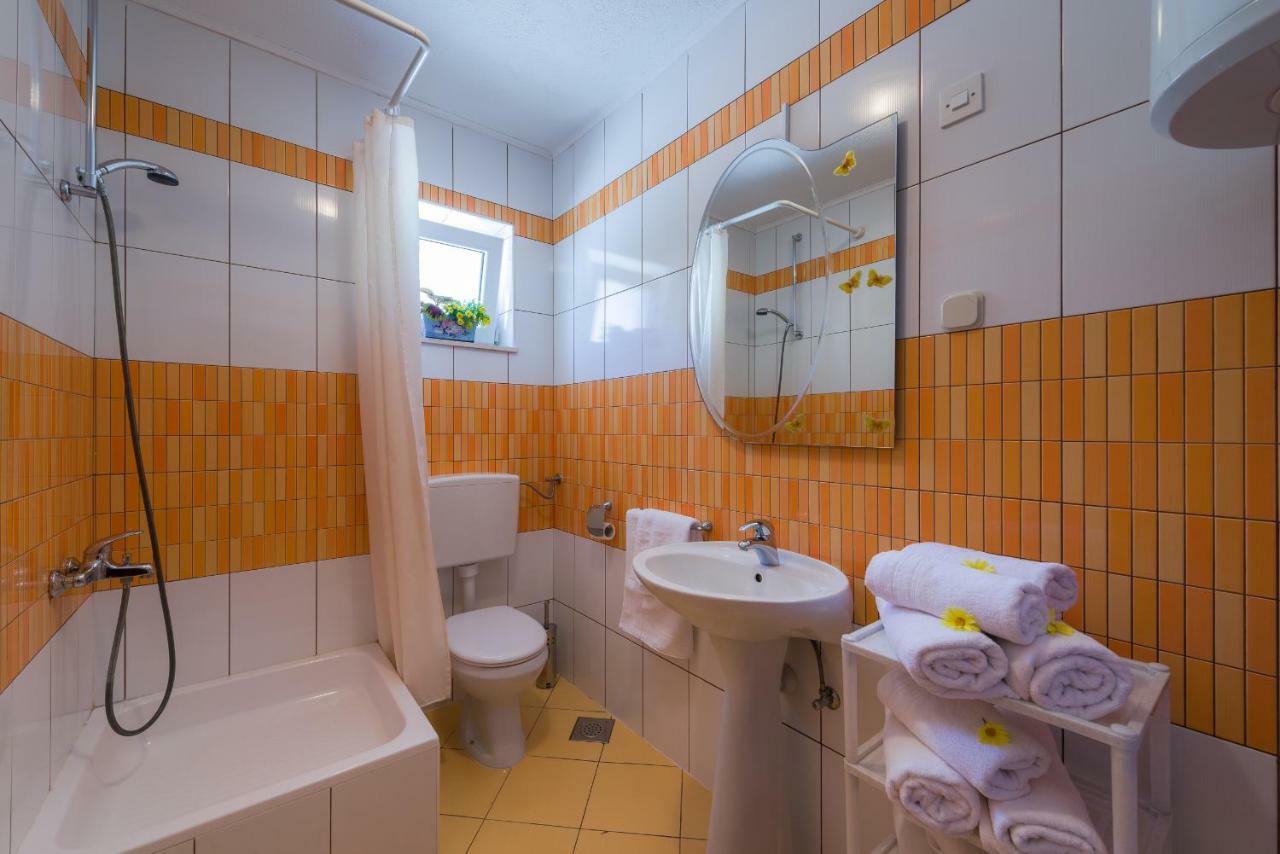 Apartments Nada Бол Екстериор снимка