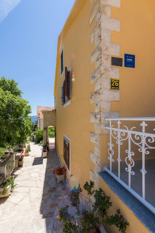 Apartments Nada Бол Екстериор снимка
